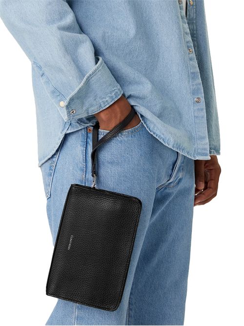 CALVIN KLEIN Pochette piccolo in pelle CALVIN KLEIN | LV04D1153GUB1